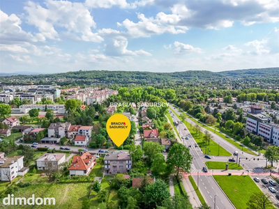 Dwa poziomy w domu typu bliźniak z garażem. - 2