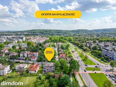 Dwa poziomy w domu typu bliźniak z garażem.