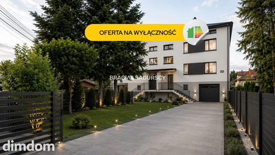 Czteropoziomowy dom z klatką schodową.