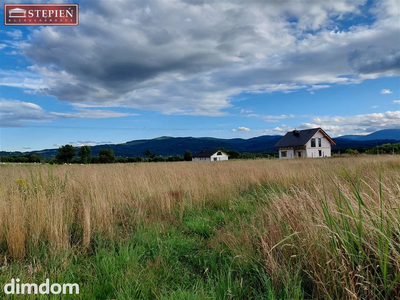 Mały domek z pieknym widokiem na panoramę gór.