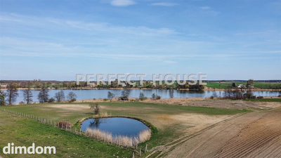 Działka nad jeziorem z linią brzegową - 4