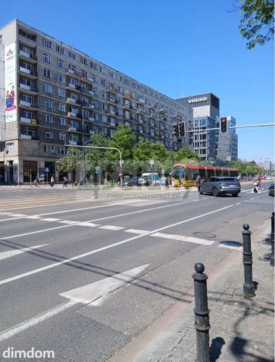 Do sprzedaży  2-pokojowe mieszkanie o powierzchni 42 m², położone na 6 piętrze w budynku z windą. Nieruchomość znajduje się w ścisłym centrum Warszawy – przy skrzyżowaniu ulic Marszałkowskiej i Żuraw…