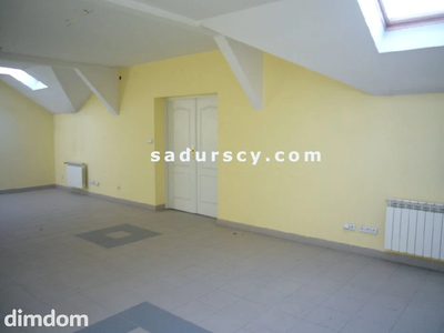 Lokal biurowo-usługowy     80 m 2      w centrum Piaseczna na III piętrze w budynku usługowo-biurowym w ciągu handlowo-usługowym.