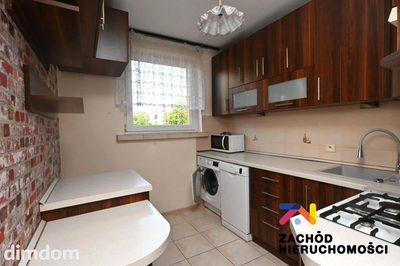 3 pokojowe mieszkanie na I piętrze z balkonem i możliwością kupna garażu ok 150m od bloku ( cena w pakiecie z mieszkaniem 70.000zł) , położone w Krośnie Odrzańskim przy ul. Pułaskiego 7. - 3