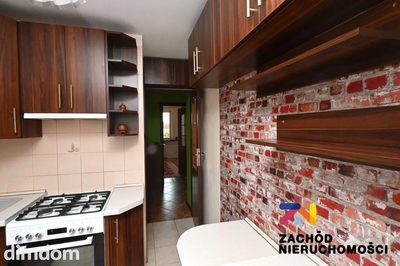 3 pokojowe mieszkanie na I piętrze z balkonem i możliwością kupna garażu ok 150m od bloku ( cena w pakiecie z mieszkaniem 70.000zł) , położone w Krośnie Odrzańskim przy ul. Pułaskiego 7. - 4