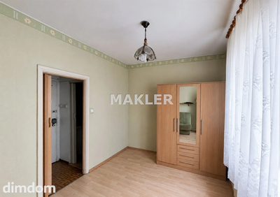 Biuro Nieruchomości MAKLER prezentuje na sprzedaż kawalerkę o powierzchni około 17 m², położoną na parterze kamienicy w ścisłym centrum Bydgoszczy. - 2