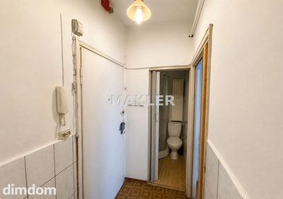 Biuro Nieruchomości MAKLER prezentuje na sprzedaż kawalerkę o powierzchni około 17 m², położoną na parterze kamienicy w ścisłym centrum Bydgoszczy. - 4