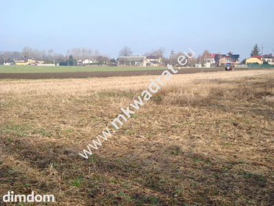 Działka w okolicach Grodziska Mazowieckiego, odległość od centrum 3 km. Teren bardzo równy, bez zadrzewień i zakrzewień. Działka przeznaczona w studium pod budownictwo jednorodzinne. Na sąsiednich dz…