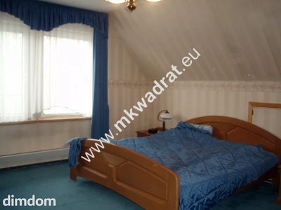 Dom położony na działce  MU (44mx24m), do której jest dojazd z dwóch stron (2 bramy). Przyziemie murowane ( 3 pomieszczenia + garaż), parter oraz piętro wybudowane w technologii kanadyjskiej. - 2