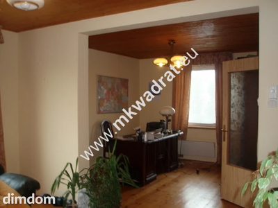 Dom położony jest na działce 1000m2 mieszkaniowo-usługowej (44mx24m), do której jest dojazd z dwóch stron (2 bramy). Dom można rozbudować.Przyziemie murowane ( 3 pomieszczenia + garaż), parter o… - 3