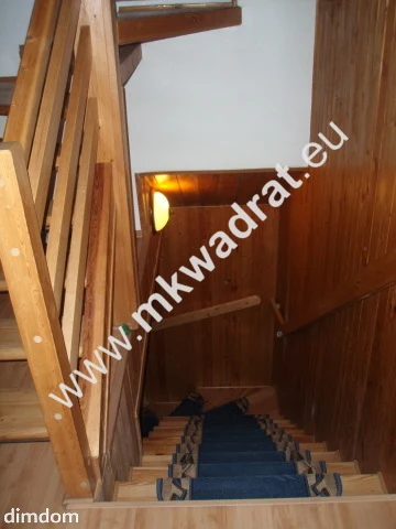 Dom położony jest na działce 1000m2 mieszkaniowo-usługowej (44mx24m), do której jest dojazd z dwóch stron (2 bramy). Dom można rozbudować.Przyziemie murowane ( 3 pomieszczenia + garaż), parter o… - 5