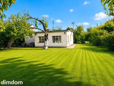 Na sprzedaż wolnostojący, parterowy dom o powierzchni około 50 m², położony na dużej działce 947 m².