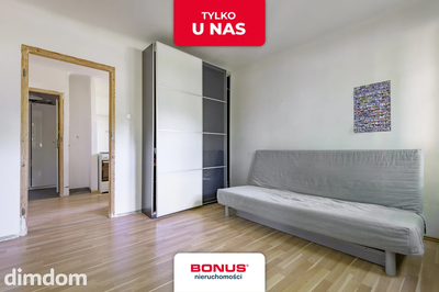 Oferuję do sprzedaży dużą kawalerkę 26,5m2 z osobną kuchnią na parterze.
