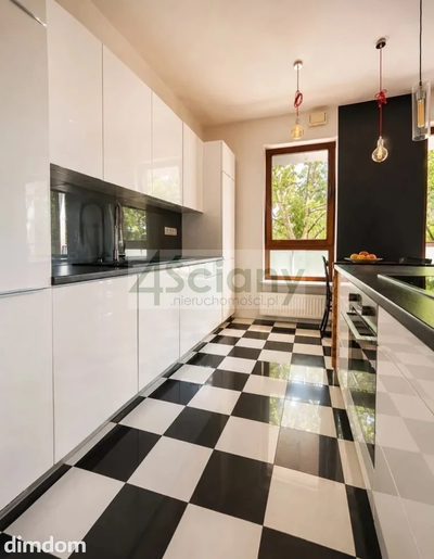 Mieszkanie 76,53 m² znajduje się na 3 piętrze w 9 piętrowym bloku. z 2012 roku .