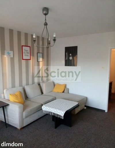 Mieszkanie o powierzchni 43 m² , znajduje się na 6. piętrze w 10-piętrowym bloku z lat 60-tych.
