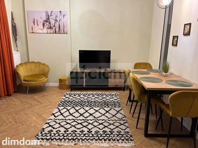 Mieszkanie 44m znajduje się na 4 piętrze w apartamentowcu .
