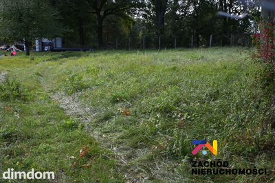 Na sprzedaż działka budowlana o powierzchni 1150m2, położona w miejscowości Sucha, zaledwie 12 km od centrum Zielonej Góry i tylko 7 km od centrum rekreacyjno- sportowego w Drzonkowie. - 2
