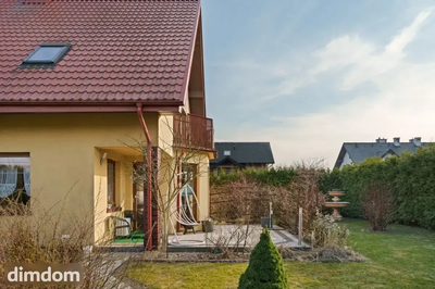 Bardzo zadbany, budowany dla siebie dom wolnostojący w Gowinie. Idealny dla osób, które szukają komfortowej, przemyślanej nieruchomości z dobrym dojazdem do aglomeracji, a jednocześnie z dala od wiel… - 2
