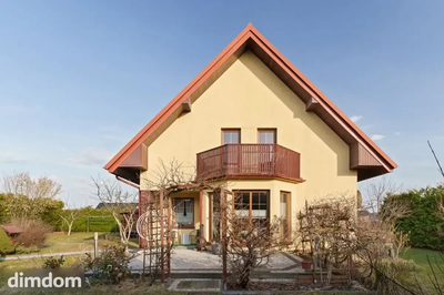Bardzo zadbany, budowany dla siebie dom wolnostojący w Gowinie. Idealny dla osób, które szukają komfortowej, przemyślanej nieruchomości z dobrym dojazdem do aglomeracji, a jednocześnie z dala od wiel… - 3