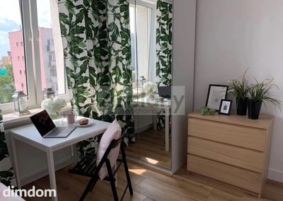 Mieszkanie o powierzchni 61 m², położone na 9 piętrze budynku z windą z 1987 roku .