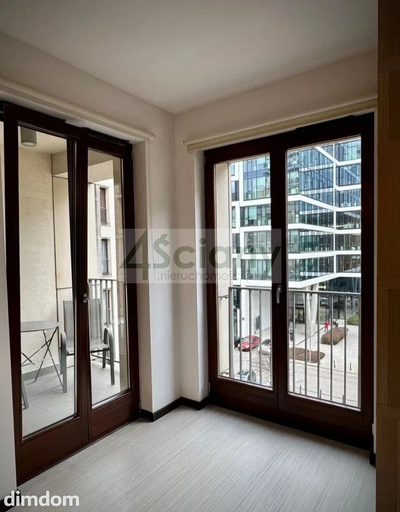 Mieszkanie jednopokojowe 39.08m znajduje się w apartamentowcu wybudowanym w 2010 roku.
