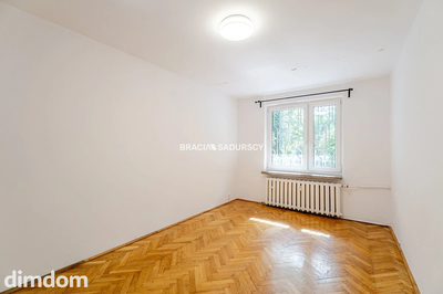 enklawa zieleni przy Młynówce, ul. Mazowiecka - 5
