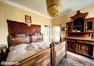 Mieszkanie 103,92 m, położone na 6. piętrze kamienicy z 1952 roku, wyposażonej w windę.