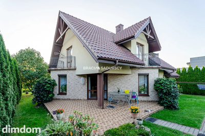 Dom w Centrum Kocmyrzowa, dwa wejścia, garaż